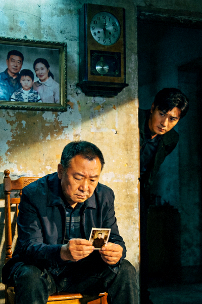 家庭悬疑剧《漫长的季节》氛围感剧照，主演范伟、秦昊